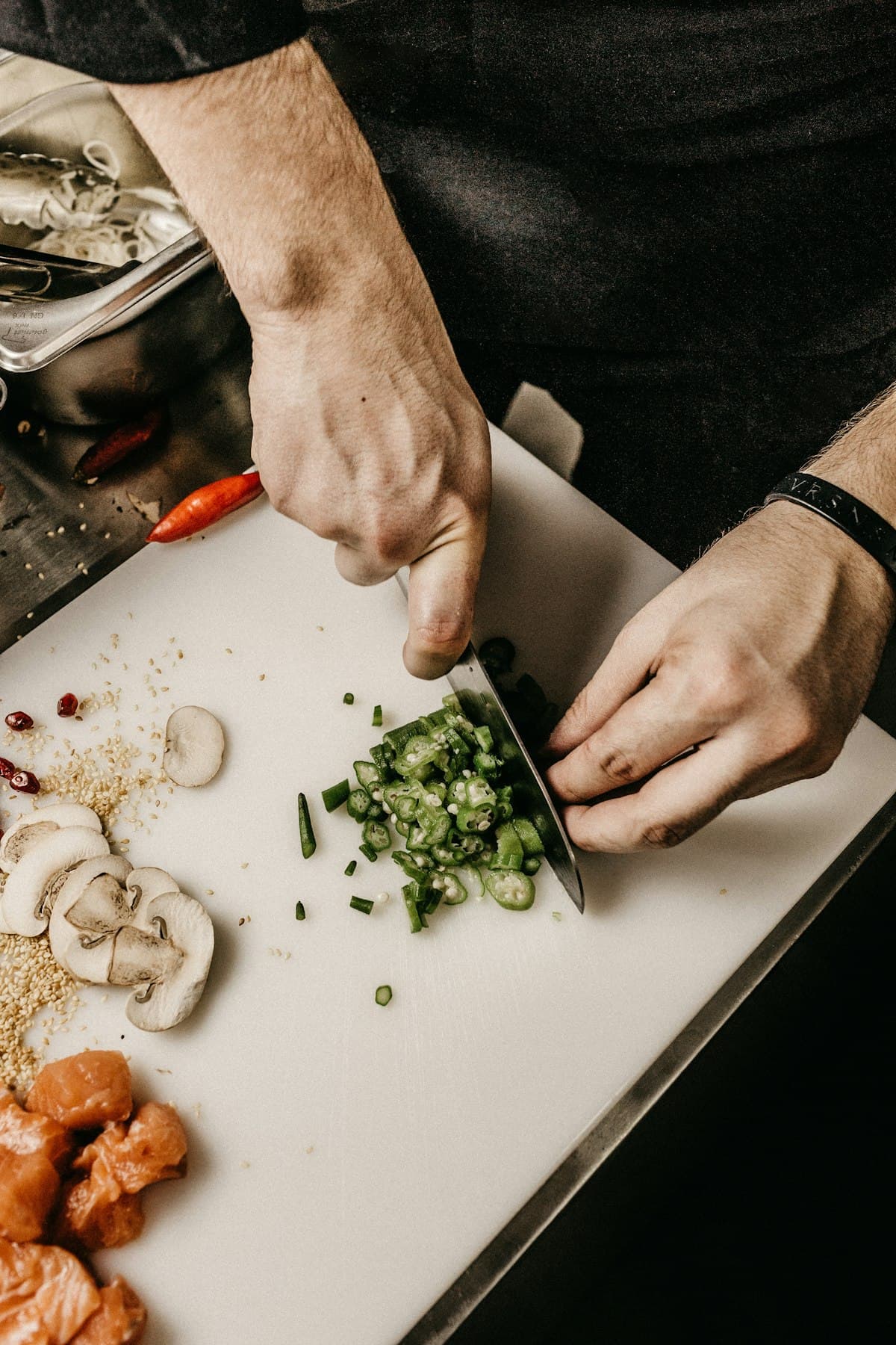 Chef préparant des légumes sur un plan de travail