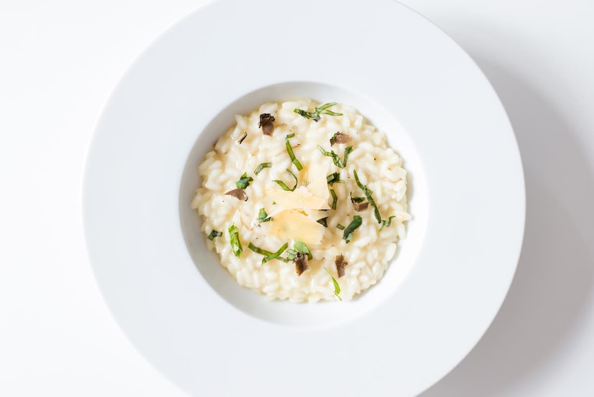 Assiette de risotto crémeux servie en gros plan