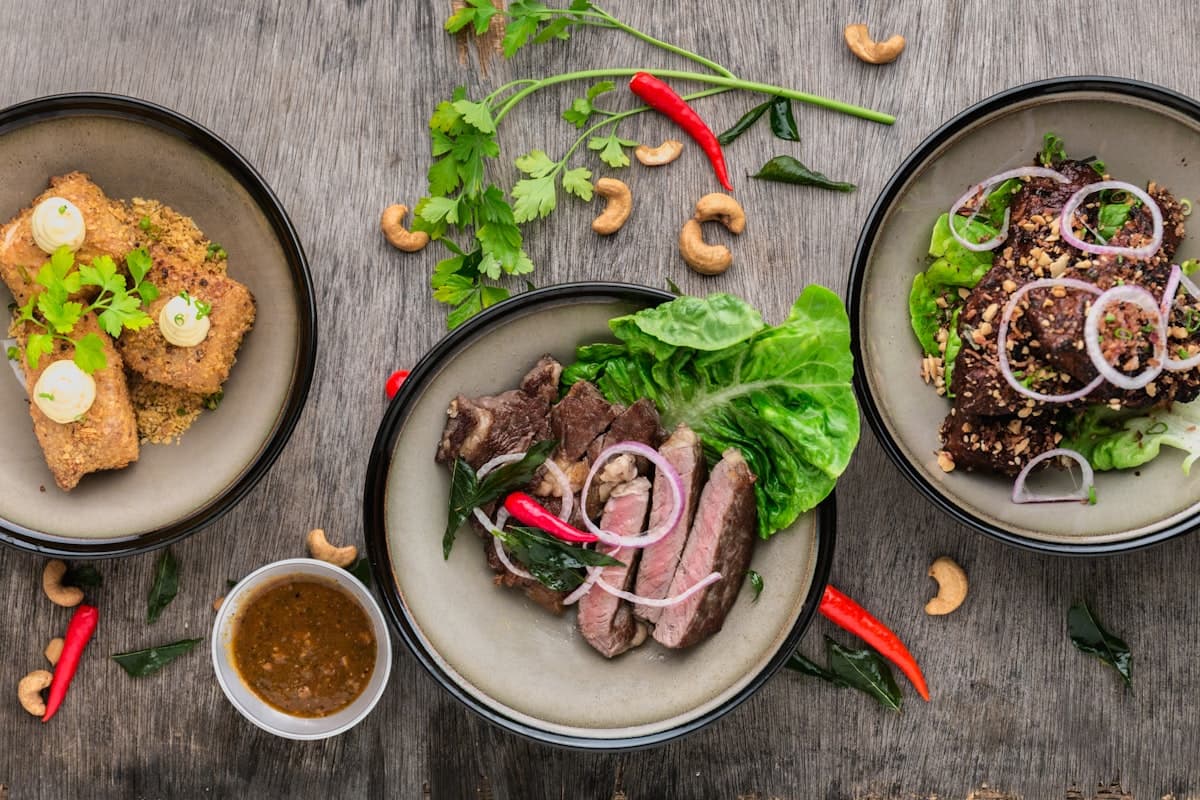 Plat de viande servi sur une table en bois