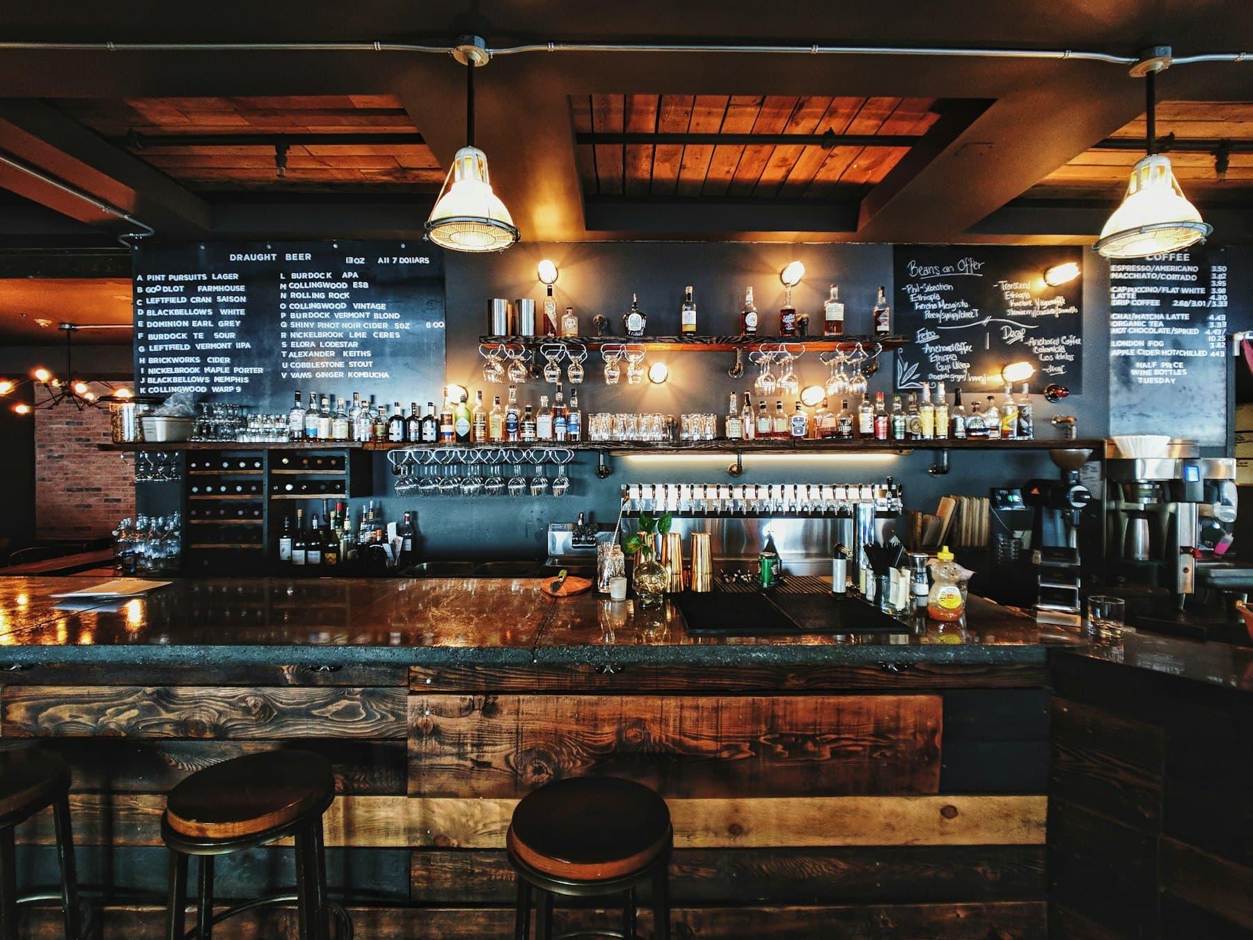 Comptoir de bistrot avec bouteilles et verres suspendus
