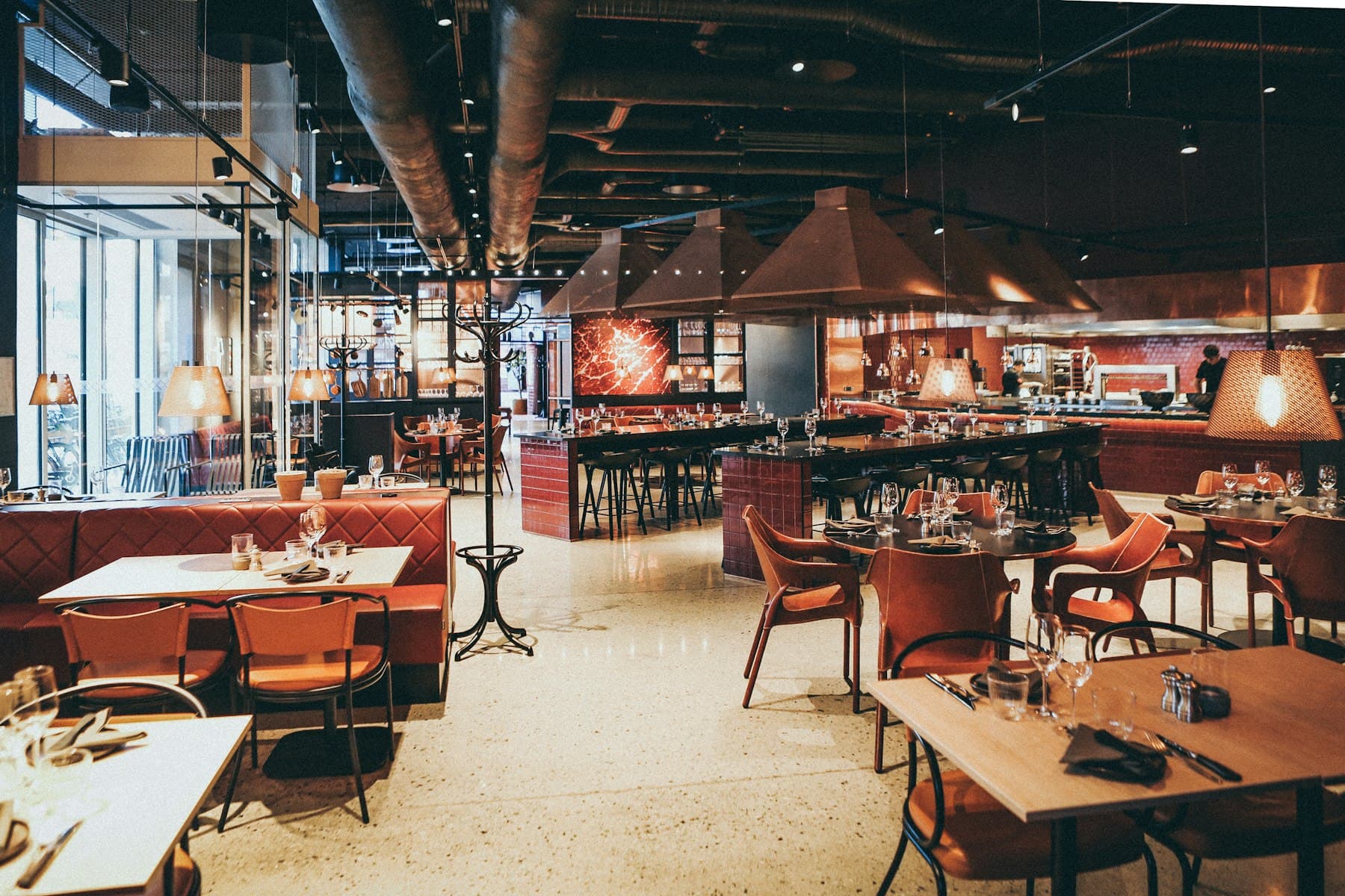 Salle à manger chaleureuse du bistrot Le Petit Comptoir